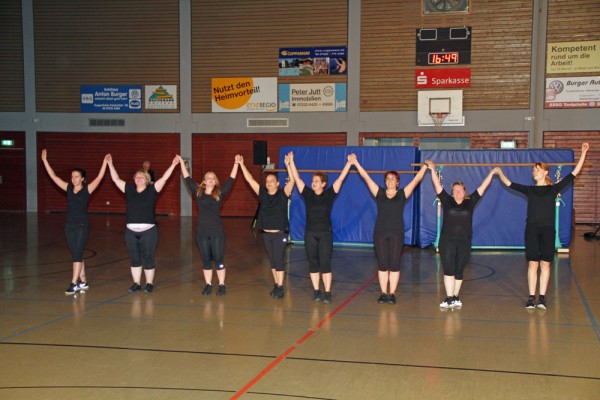 Jazz Dance Gruppe mit einem Regentanz